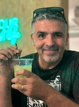 Un home somrient amb un mega tè de Cuida't Banyoles