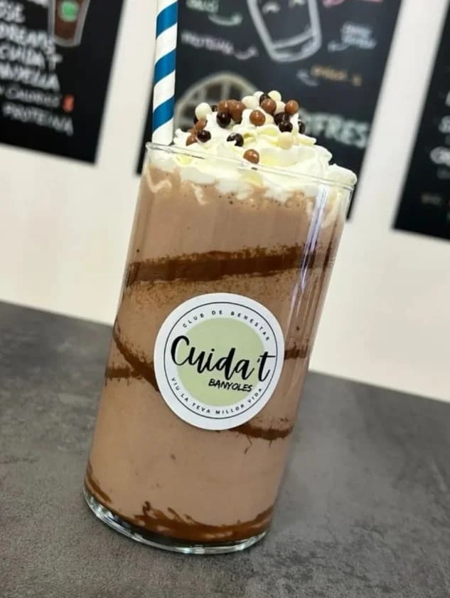 Batut de xocolata amb topping de Cuida't Banyoles