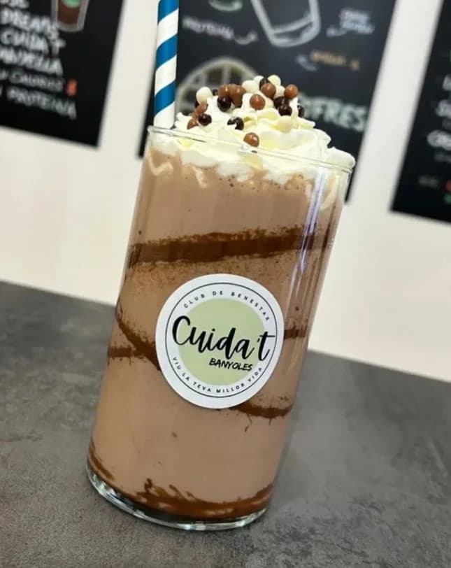 Batut de xocolata amb nata de Cuida't Banyoles
