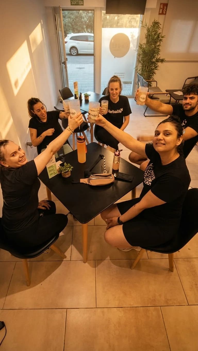 Grup brindant junts dins del local de Cuida't Club Banyoles després de la sessió